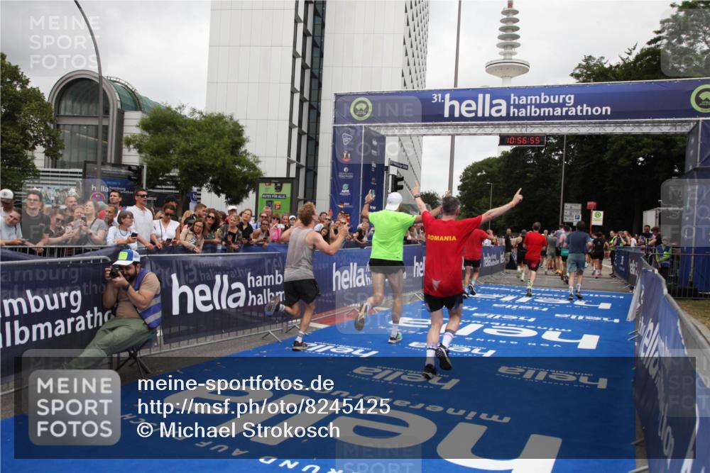 29.06.2025 - hella hamburg halbmarathon Michael Strokosch http://msf.ph/oto/8245425 29.06.2025 10:56:54 Ziel 1955, 2378, 2741, 3836, 5418, 6835, 7716, 8825, 13816, 14461, 15431, 16008, 16009, 16679, 17133 meine-sportfotos.de