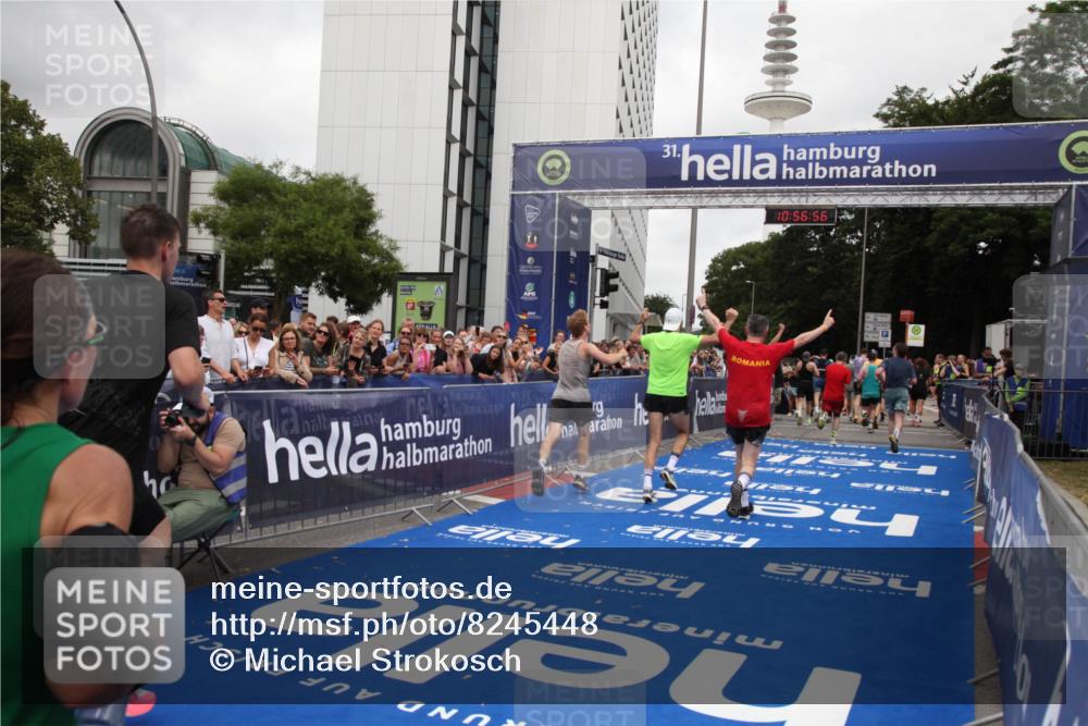 29.06.2025 - hella hamburg halbmarathon Michael Strokosch http://msf.ph/oto/8245448 29.06.2025 10:56:55 Ziel 1955, 2378, 2741, 3836, 5418, 6835, 7716, 8825, 13816, 14461, 16008, 16009, 16620, 16679, 17133 meine-sportfotos.de