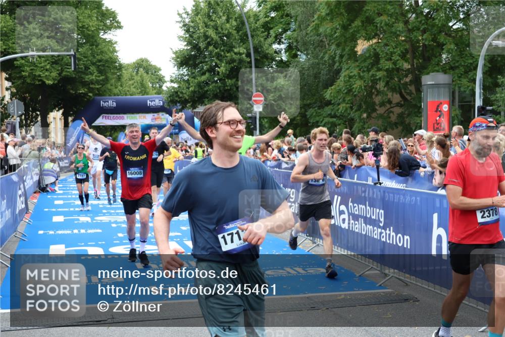 29.06.2025 - hella hamburg halbmarathon Zöllner http://msf.ph/oto/8245461 29.06.2025 10:56:56 Ziel 1955, 2282, 2378, 2741, 2759, 5418, 6835, 7716, 11043, 13816, 15097, 16008, 16009, 16620, 16679 meine-sportfotos.de