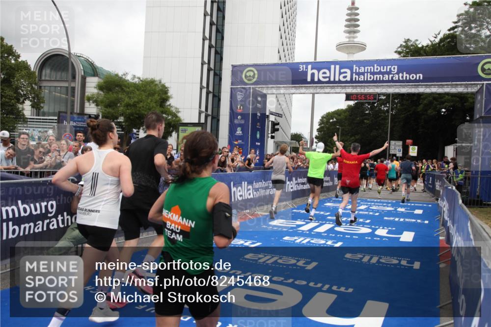29.06.2025 - hella hamburg halbmarathon Michael Strokosch http://msf.ph/oto/8245468 29.06.2025 10:56:55 Ziel 1955, 2378, 2741, 3836, 5418, 6835, 7716, 8825, 13816, 14461, 16008, 16009, 16620, 16679, 17133 meine-sportfotos.de