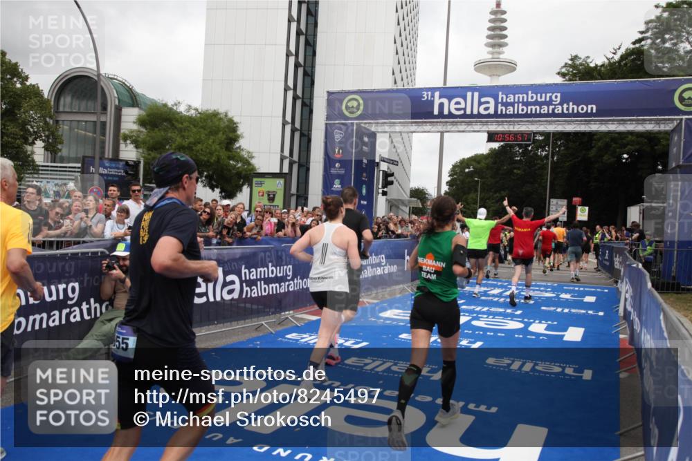 29.06.2025 - hella hamburg halbmarathon Michael Strokosch http://msf.ph/oto/8245497 29.06.2025 10:56:56 Ziel 1955, 2282, 2378, 2741, 2759, 3836, 5418, 6835, 7716, 13816, 15097, 16008, 16009, 16620, 16679, 17133 meine-sportfotos.de