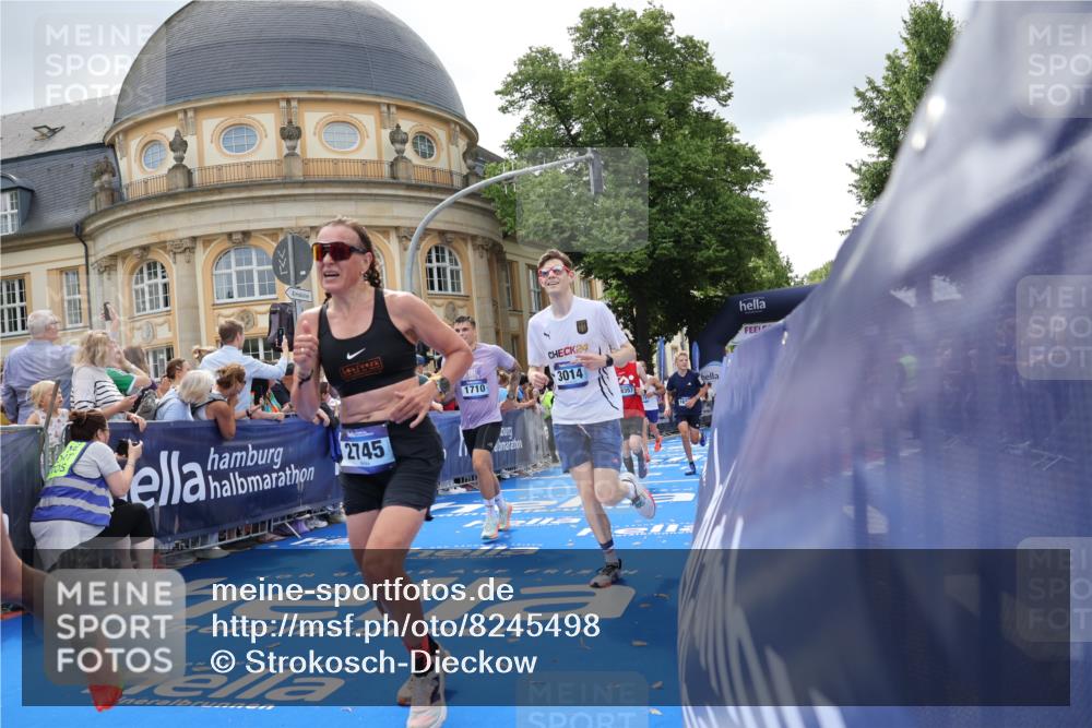 29.06.2025 - hella hamburg halbmarathon Strokosch-Dieckow http://msf.ph/oto/8245498 29.06.2025 10:38:29 Ziel 1710, 2745, 3014, 3790, 8571, 11379, 14905, 14992, 16075, 16280, 17154, 18357, 18761 meine-sportfotos.de