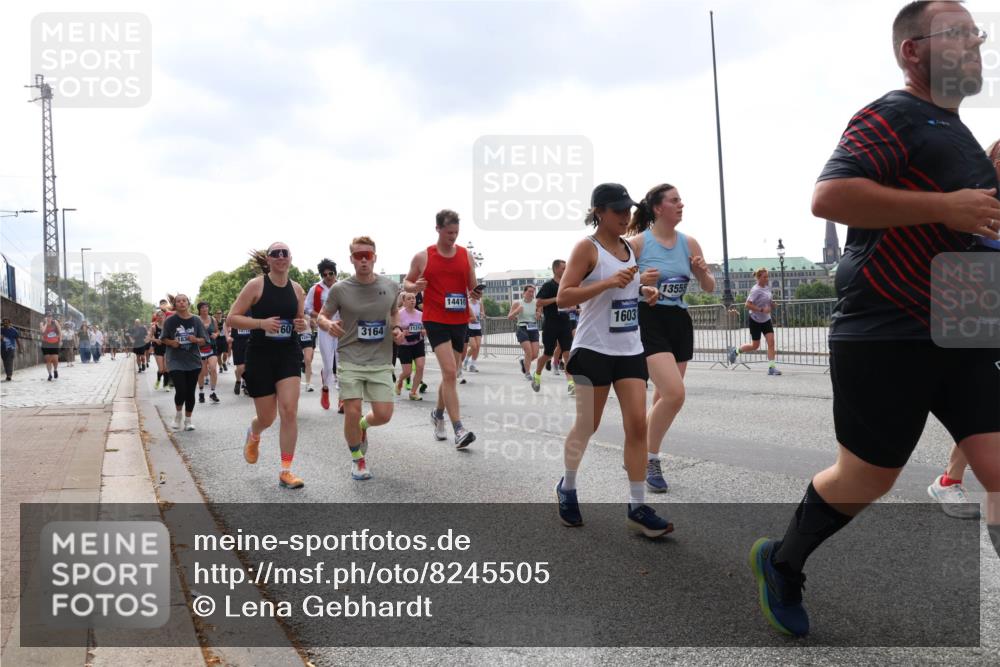 29.06.2025 - hella hamburg halbmarathon Lena Gebhardt http://msf.ph/oto/8245505 29.06.2025 10:45:28 Lombardsbrücke 1033, 1060, 1085, 1685, 1713, 1798, 2007, 2008, 2216, 2217, 2550, 2657, 2664, 2779, 2917, 2973, 3160, 3164, 3357, 3377, 3879, 3993, 4099, 4102, 4186, 4224, 4306, 4337, 4388, 4504, 4820, 4851, 5044, 5099, 5108, 5190, 5339, 5636, 5949, 6150, 6509, 6763, 6788, 6911, 6922, 6980, 7283, 7530, 7541, 7699, 7859, 7912, 8594, 8605, 8745, 8762, 9620, 10030, 10182, 10225, 10562, 10566, 11314, 12198, 12332, 12334 meine-sportfotos.de