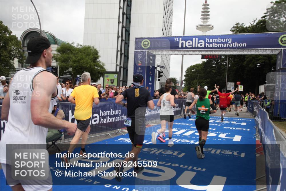 29.06.2025 - hella hamburg halbmarathon Michael Strokosch http://msf.ph/oto/8245509 29.06.2025 10:56:56 Ziel 1955, 2282, 2378, 2741, 2759, 3836, 5418, 6835, 7716, 13816, 15097, 16008, 16009, 16620, 16679, 17133 meine-sportfotos.de