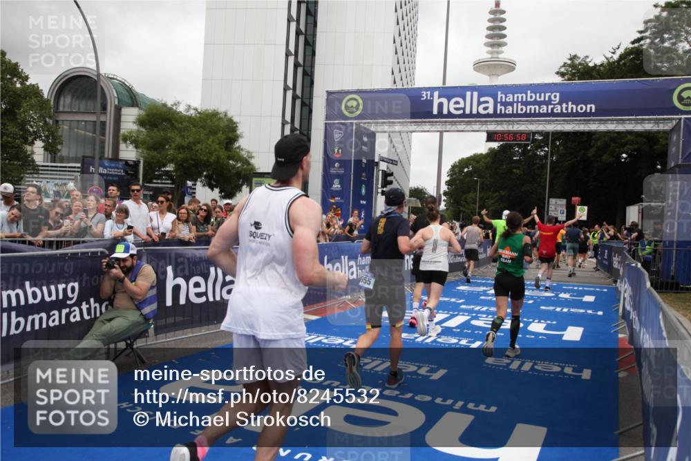 29.06.2025 - hella hamburg halbmarathon Michael Strokosch http://msf.ph/oto/8245532 29.06.2025 10:56:57 Ziel 1955, 2282, 2378, 2741, 2759, 5418, 6835, 7716, 11043, 13816, 15097, 16008, 16009, 16620, 16679 meine-sportfotos.de