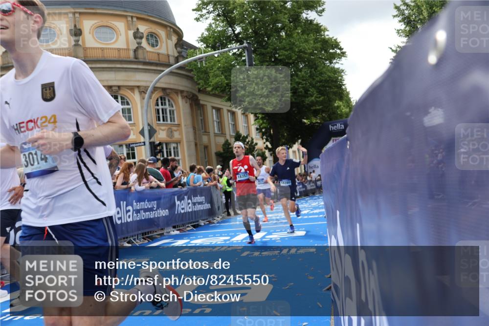 29.06.2025 - hella hamburg halbmarathon Strokosch-Dieckow http://msf.ph/oto/8245550 29.06.2025 10:38:29 Ziel 1710, 2745, 3014, 3790, 8571, 11379, 14905, 14992, 16075, 16280, 17154, 18357, 18761 meine-sportfotos.de