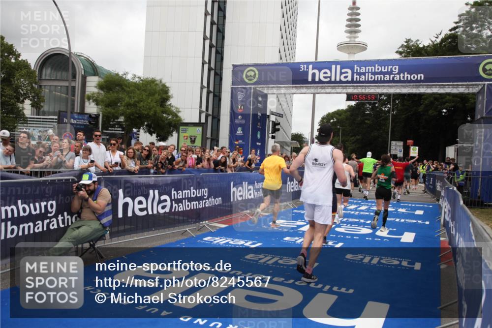 29.06.2025 - hella hamburg halbmarathon Michael Strokosch http://msf.ph/oto/8245567 29.06.2025 10:56:57 Ziel 1955, 2282, 2378, 2741, 2759, 5418, 6835, 7716, 11043, 13816, 15097, 16008, 16009, 16620, 16679 meine-sportfotos.de