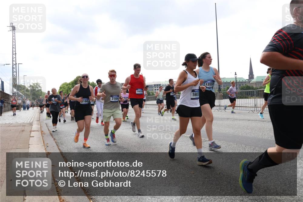 29.06.2025 - hella hamburg halbmarathon Lena Gebhardt http://msf.ph/oto/8245578 29.06.2025 10:45:28 Lombardsbrücke 1033, 1060, 1085, 1685, 1713, 1798, 2007, 2008, 2216, 2217, 2550, 2657, 2664, 2779, 2917, 2973, 3160, 3164, 3357, 3377, 3879, 3993, 4099, 4102, 4186, 4224, 4306, 4337, 4388, 4504, 4820, 4851, 5044, 5099, 5108, 5190, 5339, 5636, 5949, 6150, 6509, 6763, 6788, 6911, 6922, 6980, 7283, 7530, 7541, 7699, 7859, 7912, 8594, 8605, 8745, 8762, 9620, 10030, 10182, 10225, 10562, 10566, 11314, 12198, 12332, 12334 meine-sportfotos.de