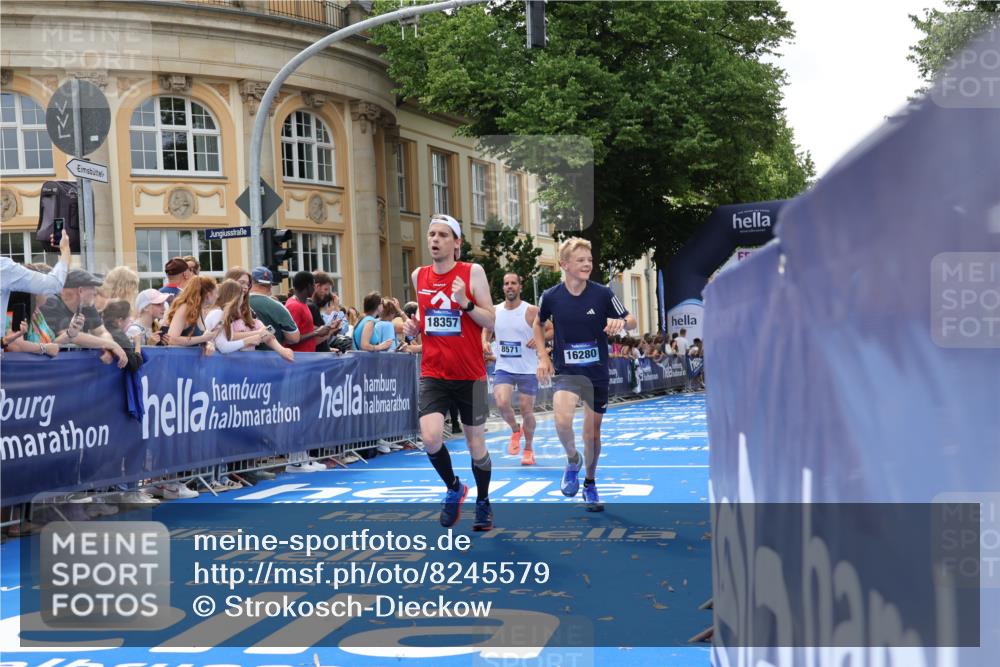 29.06.2025 - hella hamburg halbmarathon Strokosch-Dieckow http://msf.ph/oto/8245579 29.06.2025 10:38:30 Ziel 1710, 2745, 3014, 3790, 8571, 11379, 14905, 14992, 16075, 16280, 17154, 18357, 18761 meine-sportfotos.de