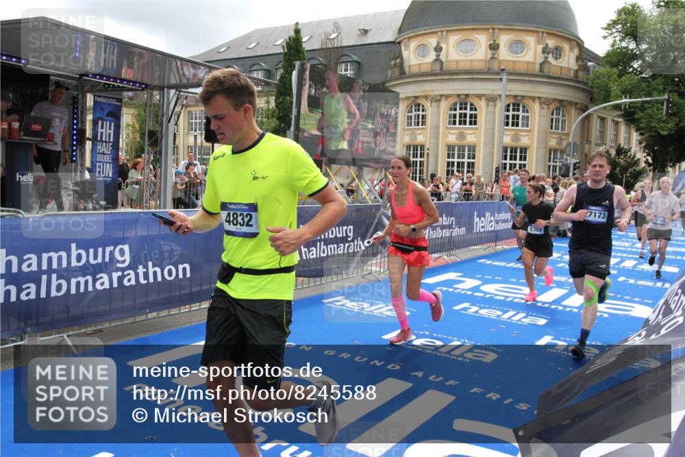 29.06.2025 - hella hamburg halbmarathon Michael Strokosch http://msf.ph/oto/8245588 29.06.2025 10:49:13 Ziel 2013, 4832, 4847, 4890, 6389, 10184, 15523, 16414, 16731, 17173, 18598, 18842 meine-sportfotos.de