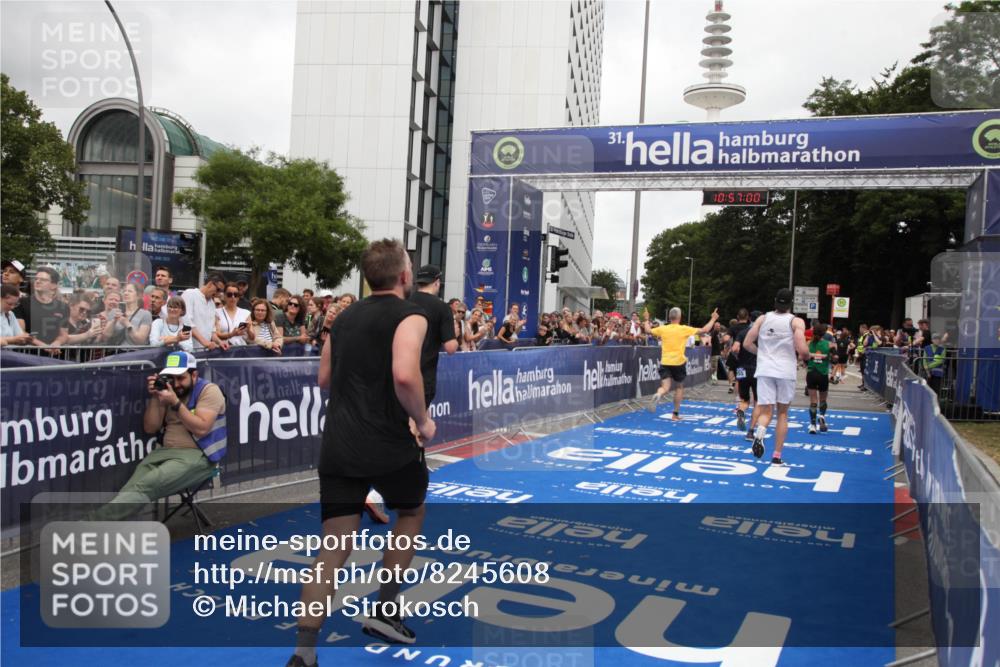 29.06.2025 - hella hamburg halbmarathon Michael Strokosch http://msf.ph/oto/8245608 29.06.2025 10:56:59 Ziel 1955, 2282, 2741, 2759, 5033, 5418, 6835, 7716, 8669, 11043, 11212, 14678, 15097, 16620, 16679 meine-sportfotos.de