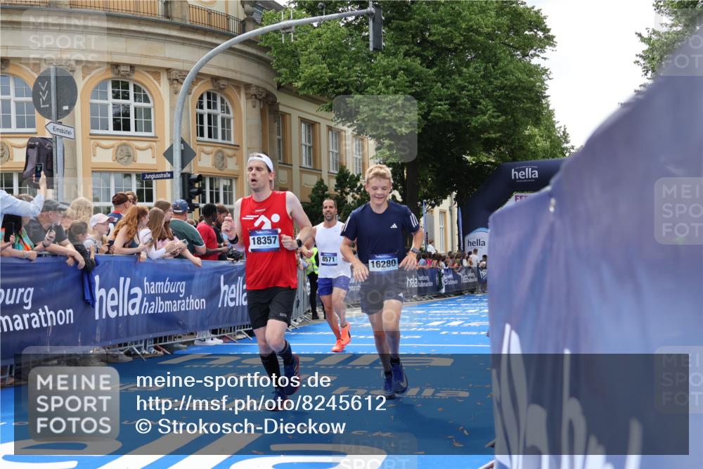 29.06.2025 - hella hamburg halbmarathon Strokosch-Dieckow http://msf.ph/oto/8245612 29.06.2025 10:38:30 Ziel 1710, 2745, 3014, 3790, 8571, 11379, 14905, 14992, 16075, 16280, 17154, 18357, 18761 meine-sportfotos.de