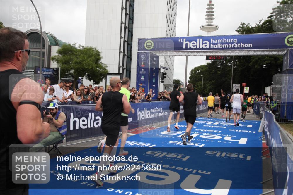 29.06.2025 - hella hamburg halbmarathon Michael Strokosch http://msf.ph/oto/8245650 29.06.2025 10:57:00 Ziel 1955, 2282, 2741, 2759, 5033, 5418, 6835, 7716, 8669, 11043, 11212, 11638, 14678, 15097, 16470, 16620, 16679 meine-sportfotos.de