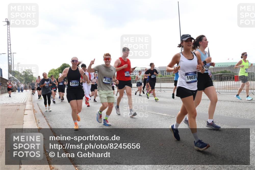 29.06.2025 - hella hamburg halbmarathon Lena Gebhardt http://msf.ph/oto/8245656 29.06.2025 10:45:28 Lombardsbrücke 1033, 1060, 1085, 1685, 1713, 1798, 2007, 2008, 2216, 2217, 2550, 2657, 2664, 2779, 2917, 2973, 3160, 3164, 3357, 3377, 3879, 3993, 4099, 4102, 4186, 4224, 4306, 4337, 4388, 4504, 4820, 4851, 5044, 5099, 5108, 5190, 5339, 5636, 5949, 6150, 6509, 6763, 6788, 6911, 6922, 6980, 7283, 7530, 7541, 7699, 7859, 7912, 8594, 8605, 8745, 8762, 9620, 10030, 10182, 10225, 10562, 10566, 11314, 12198, 12332, 12334 meine-sportfotos.de