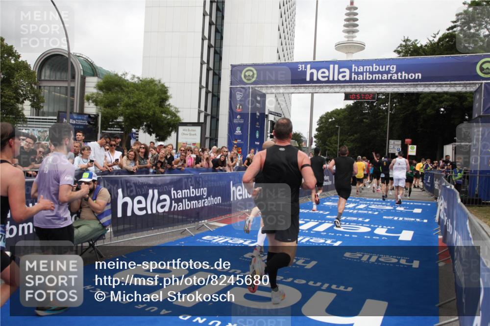 29.06.2025 - hella hamburg halbmarathon Michael Strokosch http://msf.ph/oto/8245680 29.06.2025 10:57:00 Ziel 1955, 2282, 2741, 2759, 5033, 5418, 6835, 7716, 8669, 11043, 11212, 11638, 14678, 15097, 16470, 16620, 16679 meine-sportfotos.de