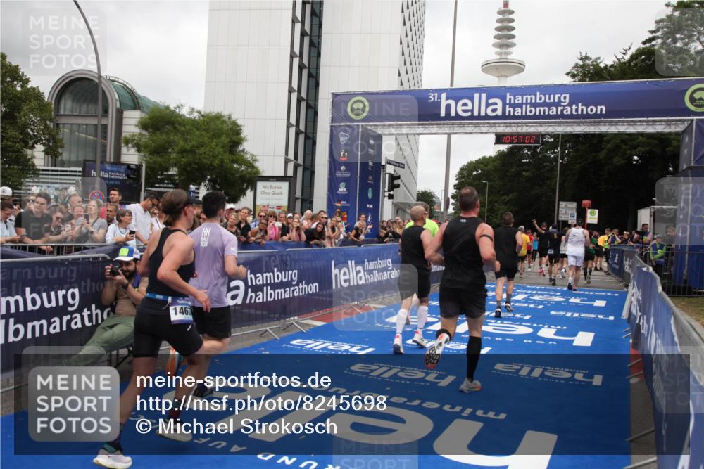 29.06.2025 - hella hamburg halbmarathon Michael Strokosch http://msf.ph/oto/8245698 29.06.2025 10:57:01 Ziel 1955, 2282, 2741, 2759, 4299, 5033, 5418, 6835, 7716, 8669, 11043, 11212, 11638, 14678, 15097, 16470, 16620, 19091 meine-sportfotos.de