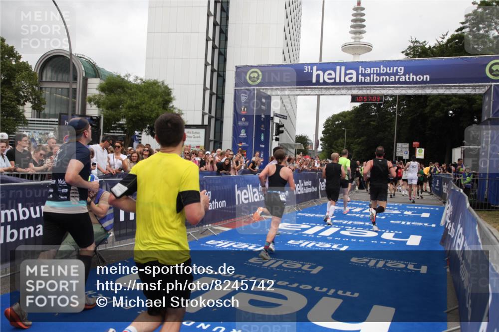 29.06.2025 - hella hamburg halbmarathon Michael Strokosch http://msf.ph/oto/8245742 29.06.2025 10:57:02 Ziel 1485, 1955, 2282, 2759, 4299, 5033, 6835, 8669, 11043, 11212, 11638, 14678, 15097, 16470, 16620, 18719, 19091 meine-sportfotos.de