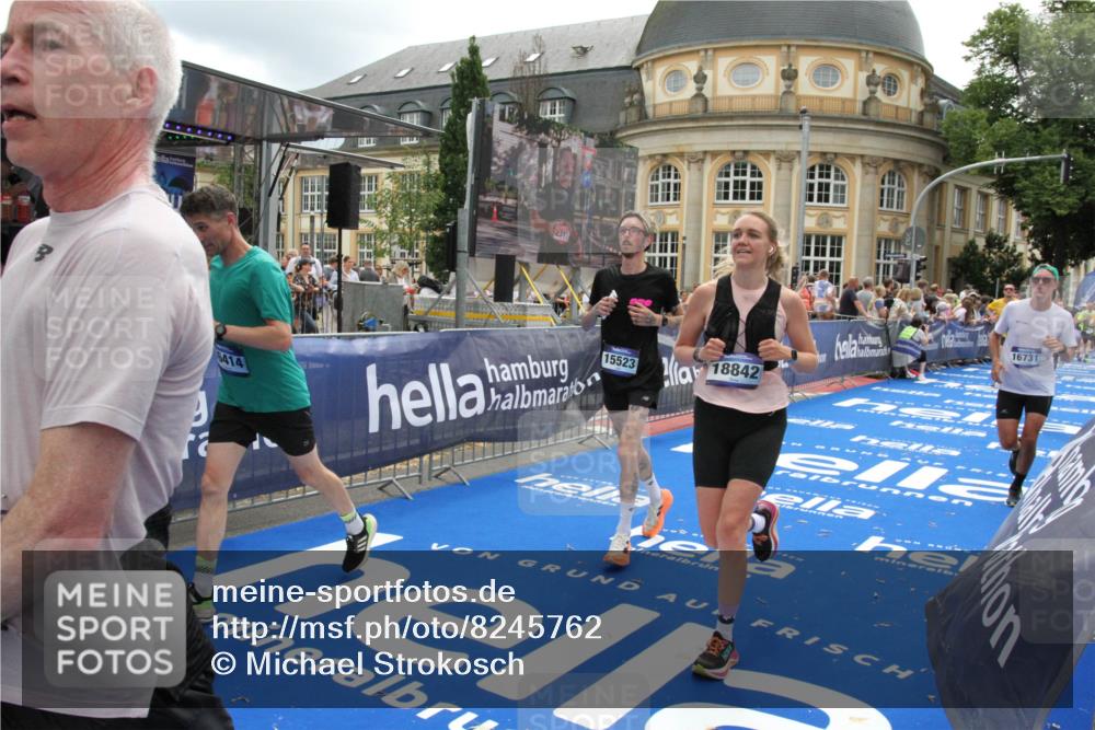 29.06.2025 - hella hamburg halbmarathon Michael Strokosch http://msf.ph/oto/8245762 29.06.2025 10:49:16 Ziel 2013, 6389, 8112, 9348, 10053, 10184, 13450, 15523, 16369, 16414, 16731, 17173, 18598, 18842 meine-sportfotos.de