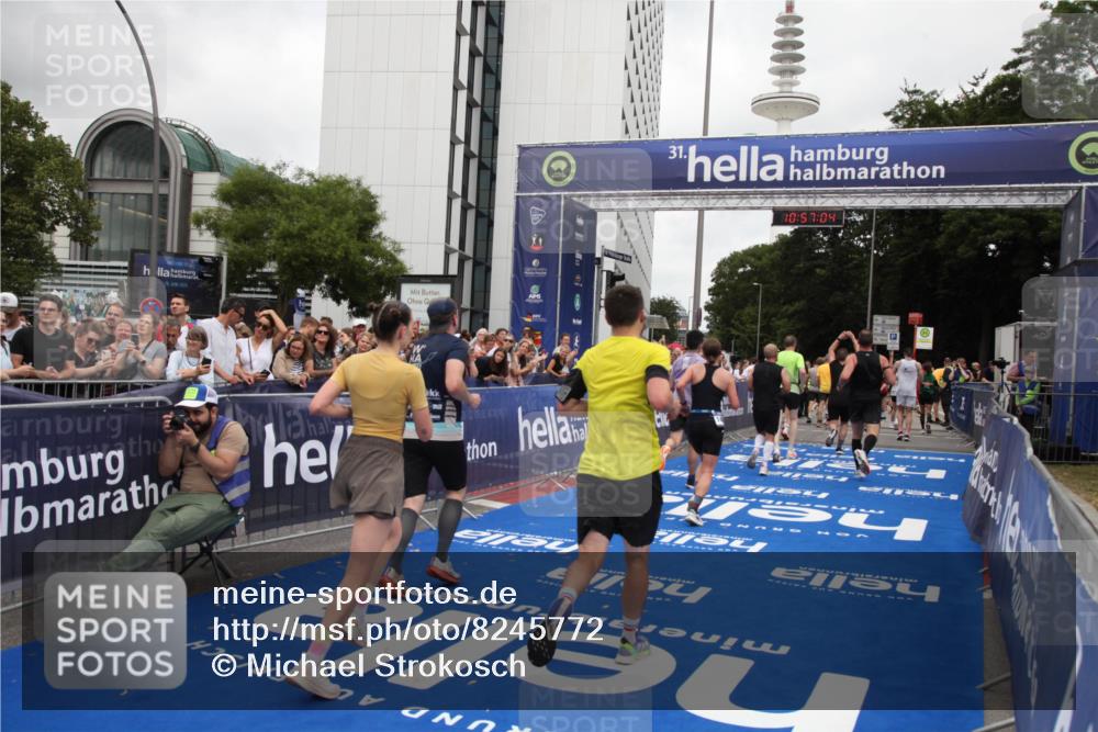 29.06.2025 - hella hamburg halbmarathon Michael Strokosch http://msf.ph/oto/8245772 29.06.2025 10:57:02 Ziel 1485, 1955, 2282, 2759, 4299, 5033, 6835, 8669, 11043, 11212, 11638, 14678, 15097, 16470, 16620, 18719, 19091 meine-sportfotos.de