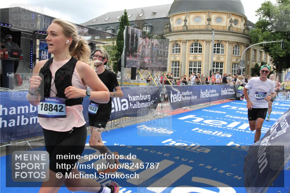 29.06.2025 - hella hamburg halbmarathon Michael Strokosch http://msf.ph/oto/8245787 29.06.2025 10:49:17 Ziel 2013, 6158, 6389, 8112, 9348, 10053, 10184, 13450, 15523, 16369, 16414, 16731, 18842 meine-sportfotos.de