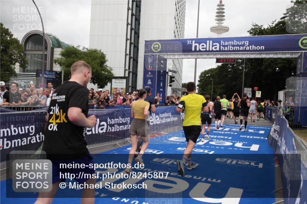 29.06.2025 - hella hamburg halbmarathon Michael Strokosch http://msf.ph/oto/8245807 29.06.2025 10:57:03 Ziel 1485, 2282, 2759, 4299, 5033, 8669, 11043, 11143, 11212, 11638, 14678, 15097, 16470, 16620, 18719, 19091 meine-sportfotos.de
