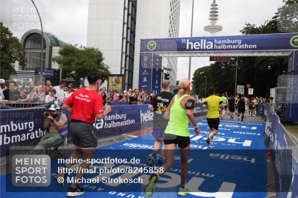 29.06.2025 - hella hamburg halbmarathon Michael Strokosch http://msf.ph/oto/8245858 29.06.2025 10:57:04 Ziel 1485, 2282, 2759, 4299, 5033, 8669, 11043, 11143, 11212, 11638, 14678, 15097, 16470, 16620, 16909, 18719, 19091 meine-sportfotos.de