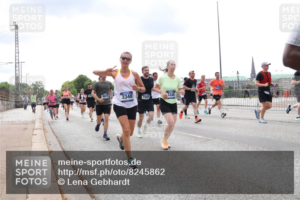 29.06.2025 - hella hamburg halbmarathon Lena Gebhardt http://msf.ph/oto/8245862 29.06.2025 10:33:59 Lombardsbrücke 1189, 1275, 1417, 1705, 1787, 1896, 2265, 2342, 2482, 2496, 2526, 2776, 2933, 3145, 3170, 3264, 3340, 3345, 3560, 3829, 3848, 4361, 4433, 4449, 4479, 4696, 4807, 4942, 5075, 5096, 5141, 5557, 5561, 5566, 5569, 5584, 5691, 5821, 5822, 5887, 6109, 6364, 6515, 6516, 6854, 6956, 6999, 7027, 7324, 7329, 7565, 7653, 8021, 8157, 8202, 8277, 8282, 8349, 8375, 8377, 8383, 8401, 9094, 9234, 9438, 9799, 9875, 9995, 10007, 10071, 10360, 10561, 11811 meine-sportfotos.de