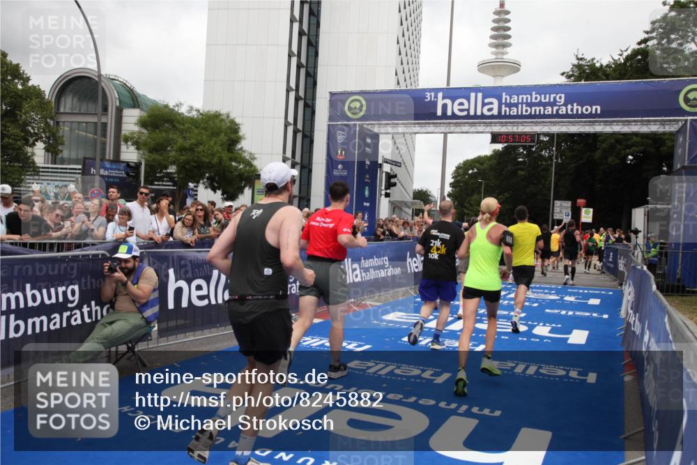 29.06.2025 - hella hamburg halbmarathon Michael Strokosch http://msf.ph/oto/8245882 29.06.2025 10:57:04 Ziel 1485, 2282, 2759, 4299, 5033, 8669, 11043, 11143, 11212, 11638, 14678, 15097, 16470, 16620, 16909, 18719, 19091 meine-sportfotos.de