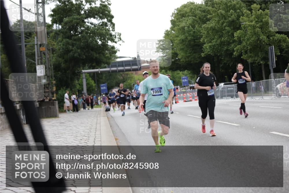 29.06.2025 - hella hamburg halbmarathon Jannik Wohlers http://msf.ph/oto/8245908 29.06.2025 10:30:22 Lombardsbrücke 1059, 1472, 2268, 2505, 2569, 2754, 2755, 3131, 3281, 4198, 6344, 6556, 7071, 7120, 9830, 11981, 11984, 14216, 14803, 15299, 16791, 18362, 18795, 18860 meine-sportfotos.de