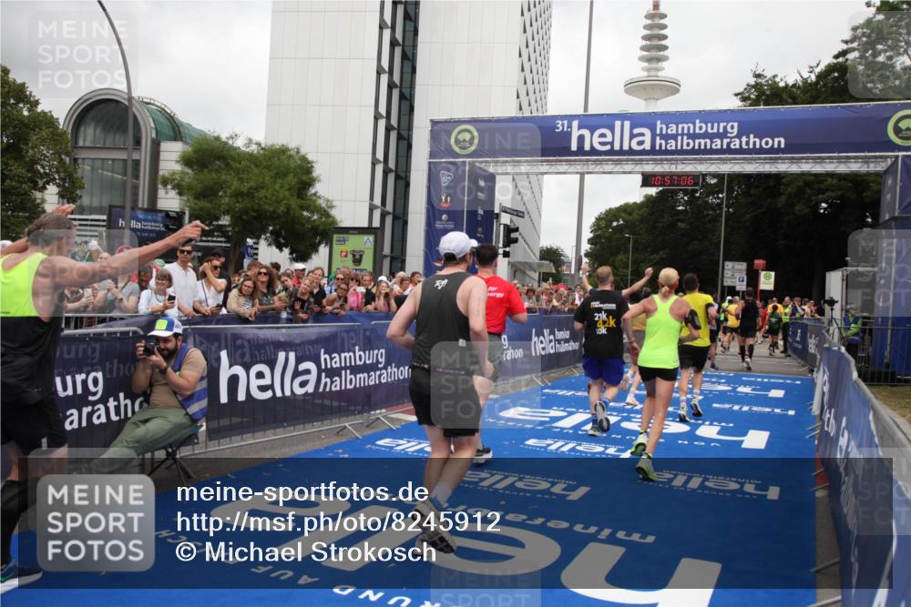 29.06.2025 - hella hamburg halbmarathon Michael Strokosch http://msf.ph/oto/8245912 29.06.2025 10:57:05 Ziel 1485, 2282, 2759, 4299, 5033, 8669, 11043, 11143, 11212, 11638, 13691, 14408, 14678, 15097, 16470, 16909, 18719, 19091 meine-sportfotos.de