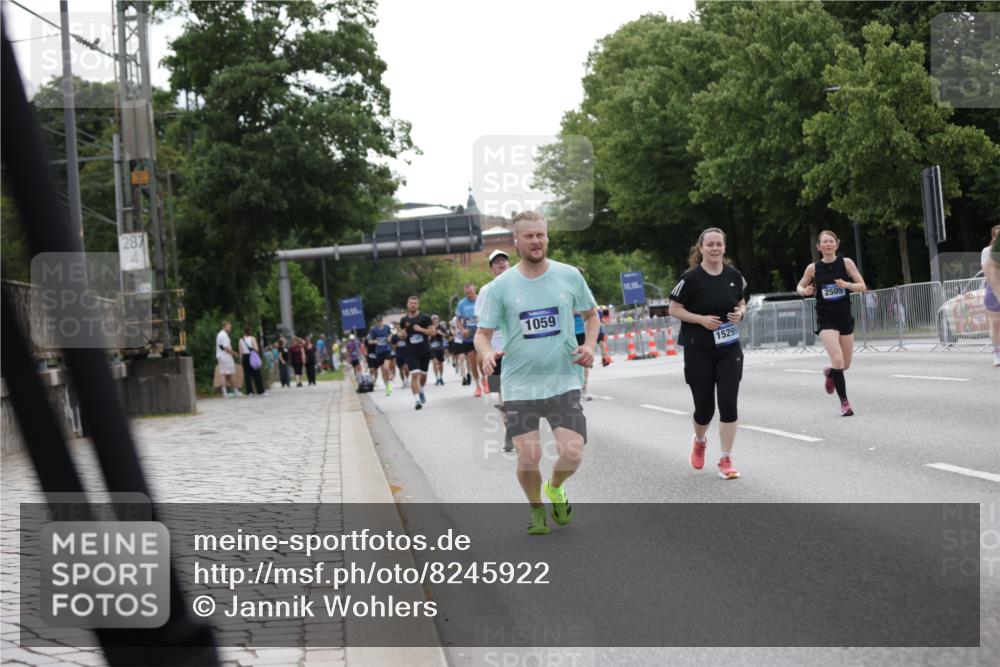29.06.2025 - hella hamburg halbmarathon Jannik Wohlers http://msf.ph/oto/8245922 29.06.2025 10:30:22 Lombardsbrücke 1059, 1472, 2268, 2505, 2569, 2754, 2755, 3131, 3281, 4198, 6344, 6556, 7071, 7120, 9830, 11981, 11984, 14216, 14803, 15299, 16791, 18362, 18795, 18860 meine-sportfotos.de