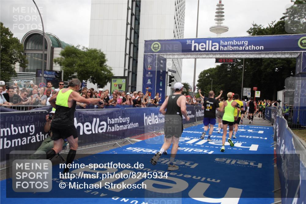 29.06.2025 - hella hamburg halbmarathon Michael Strokosch http://msf.ph/oto/8245934 29.06.2025 10:57:05 Ziel 1485, 2282, 2759, 4299, 5033, 8669, 11043, 11143, 11212, 11638, 13691, 14408, 14678, 15097, 16470, 16909, 18719, 19091 meine-sportfotos.de