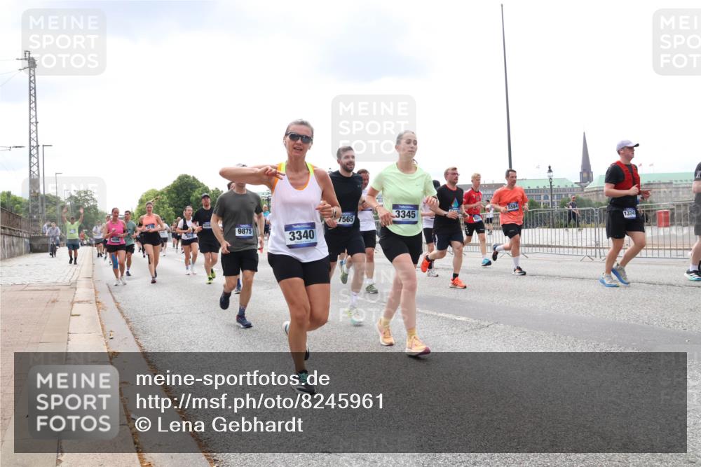 29.06.2025 - hella hamburg halbmarathon Lena Gebhardt http://msf.ph/oto/8245961 29.06.2025 10:33:59 Lombardsbrücke 1189, 1275, 1417, 1705, 1787, 1896, 2265, 2342, 2482, 2496, 2526, 2776, 2933, 3145, 3170, 3264, 3340, 3345, 3560, 3829, 3848, 4361, 4433, 4449, 4479, 4696, 4807, 4942, 5075, 5096, 5141, 5557, 5561, 5566, 5569, 5584, 5691, 5821, 5822, 5887, 6109, 6364, 6515, 6516, 6854, 6956, 6999, 7027, 7324, 7329, 7565, 7653, 8021, 8157, 8202, 8277, 8282, 8349, 8375, 8377, 8383, 8401, 9094, 9234, 9438, 9799, 9875, 9995, 10007, 10071, 10360, 10561, 11811 meine-sportfotos.de