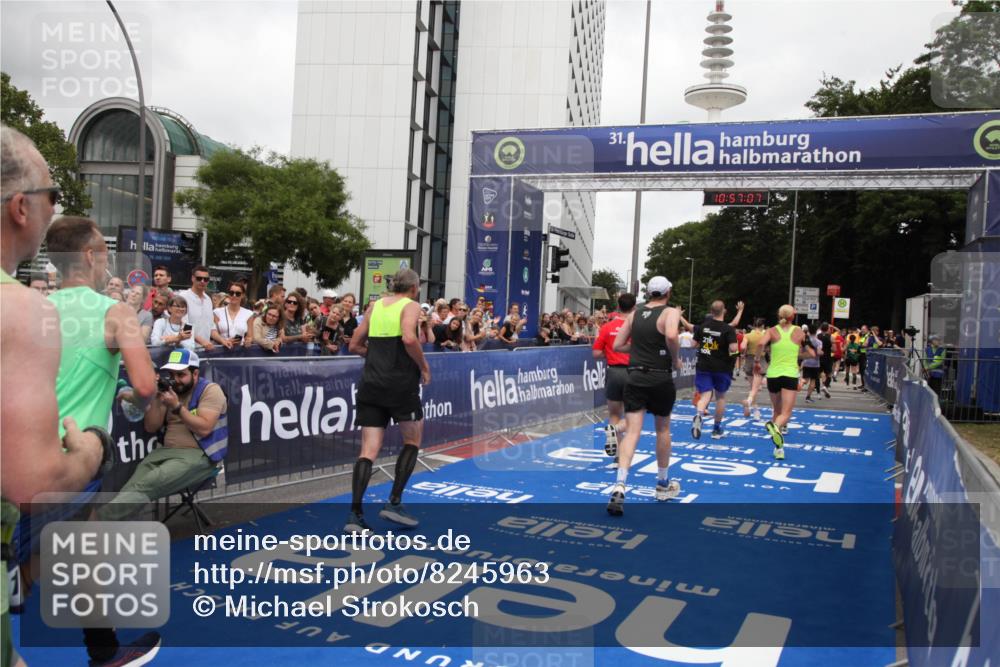 29.06.2025 - hella hamburg halbmarathon Michael Strokosch http://msf.ph/oto/8245963 29.06.2025 10:57:05 Ziel 1485, 2282, 2759, 4299, 5033, 8669, 11043, 11143, 11212, 11638, 13691, 14408, 14678, 15097, 16470, 16909, 18719, 19091 meine-sportfotos.de