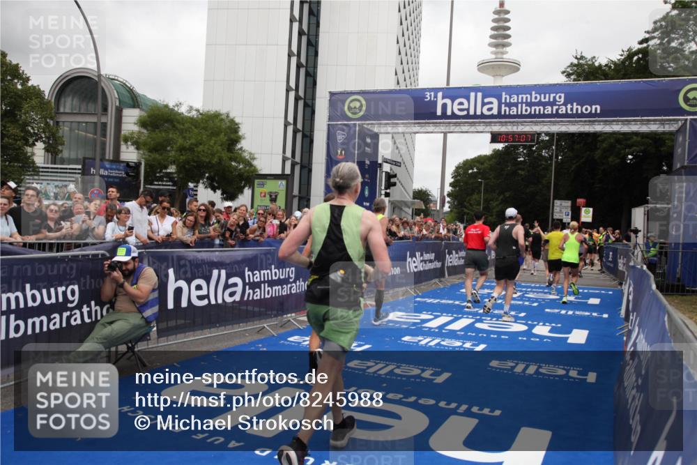 29.06.2025 - hella hamburg halbmarathon Michael Strokosch http://msf.ph/oto/8245988 29.06.2025 10:57:06 Ziel 1485, 4299, 5033, 8669, 11043, 11143, 11212, 11638, 13691, 14408, 14588, 14678, 16470, 16909, 17617, 18719, 19091 meine-sportfotos.de