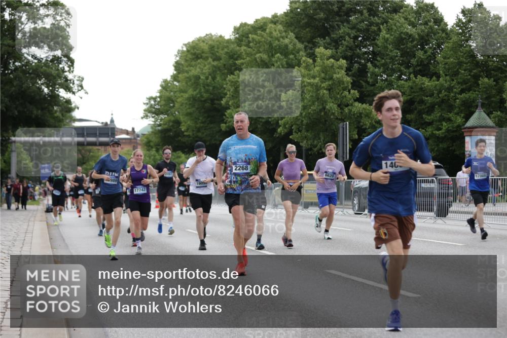 29.06.2025 - hella hamburg halbmarathon Jannik Wohlers http://msf.ph/oto/8246066 29.06.2025 10:30:32 Lombardsbrücke 1059, 1472, 2097, 2268, 2505, 3131, 3281, 4198, 6556, 6620, 6787, 7351, 8757, 9576, 9830, 10989, 11981, 12384, 14095, 14803, 15299, 15466, 15589, 17742, 17966, 19052 meine-sportfotos.de