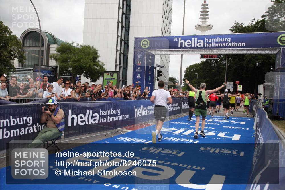 29.06.2025 - hella hamburg halbmarathon Michael Strokosch http://msf.ph/oto/8246075 29.06.2025 10:57:08 Ziel 1485, 4261, 4299, 8669, 11143, 11212, 11638, 13691, 14408, 14588, 16470, 16909, 17617, 18208, 18719, 19091 meine-sportfotos.de