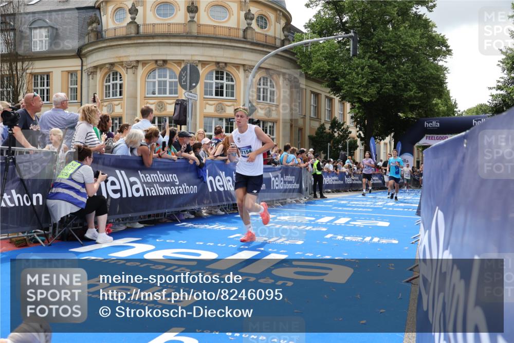 29.06.2025 - hella hamburg halbmarathon Strokosch-Dieckow http://msf.ph/oto/8246095 29.06.2025 10:38:38 Ziel 2296, 2719, 4148, 5248, 6684, 8450, 9403, 11281, 11282, 11379, 12772, 13800, 14905, 15372, 17154, 18188, 19004 meine-sportfotos.de