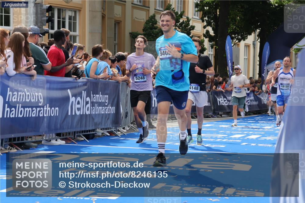29.06.2025 - hella hamburg halbmarathon Strokosch-Dieckow http://msf.ph/oto/8246135 29.06.2025 10:38:40 Ziel 2296, 2719, 4148, 5248, 6684, 8450, 9264, 9403, 9540, 10218, 11055, 11281, 11282, 11379, 12772, 13800, 15372, 17154, 18188, 19004 meine-sportfotos.de