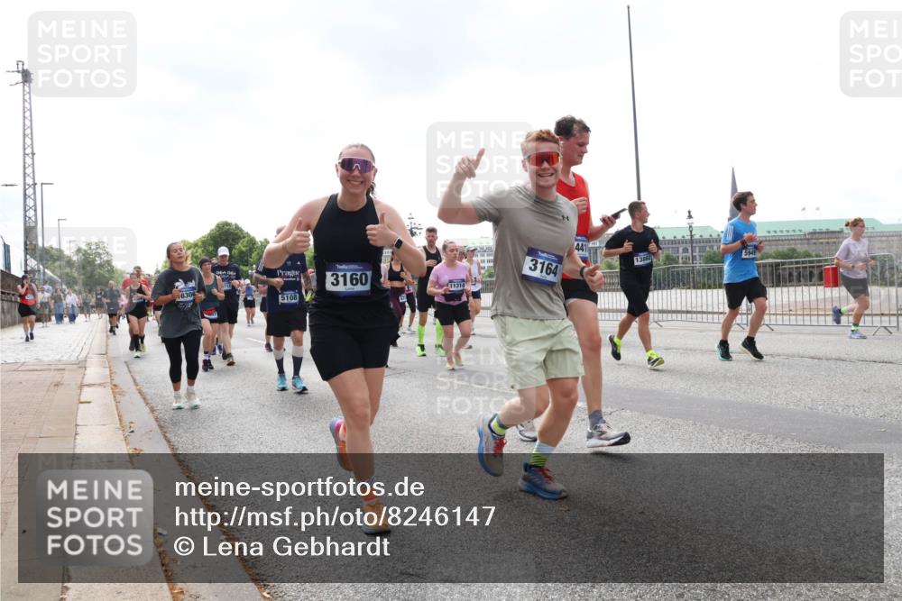 29.06.2025 - hella hamburg halbmarathon Lena Gebhardt http://msf.ph/oto/8246147 29.06.2025 10:45:29 Lombardsbrücke 1033, 1060, 1085, 1685, 1713, 1798, 1983, 2008, 2216, 2217, 2550, 2657, 2664, 2917, 2973, 3160, 3164, 3357, 3377, 3879, 3993, 4099, 4102, 4186, 4224, 4306, 4337, 4388, 4504, 4820, 4851, 5044, 5099, 5108, 5190, 5339, 5636, 5949, 6150, 6509, 6763, 6788, 6911, 6922, 6980, 7283, 7530, 7541, 7699, 7859, 7912, 8594, 8605, 8745, 8762, 9620, 10030, 10182, 10225, 10562, 10566, 11314, 12198, 12332, 12334 meine-sportfotos.de