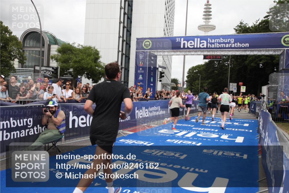 29.06.2025 - hella hamburg halbmarathon Michael Strokosch http://msf.ph/oto/8246162 29.06.2025 10:57:12 Ziel 1387, 4167, 4261, 9884, 11143, 11612, 13691, 14139, 14408, 14588, 15726, 16909, 17617, 18208 meine-sportfotos.de