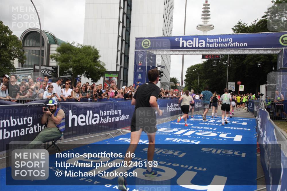 29.06.2025 - hella hamburg halbmarathon Michael Strokosch http://msf.ph/oto/8246199 29.06.2025 10:57:13 Ziel 1387, 1877, 4167, 4261, 9884, 11612, 13691, 13750, 14139, 14408, 14588, 15110, 15726, 16909, 17617, 18208, 19184 meine-sportfotos.de