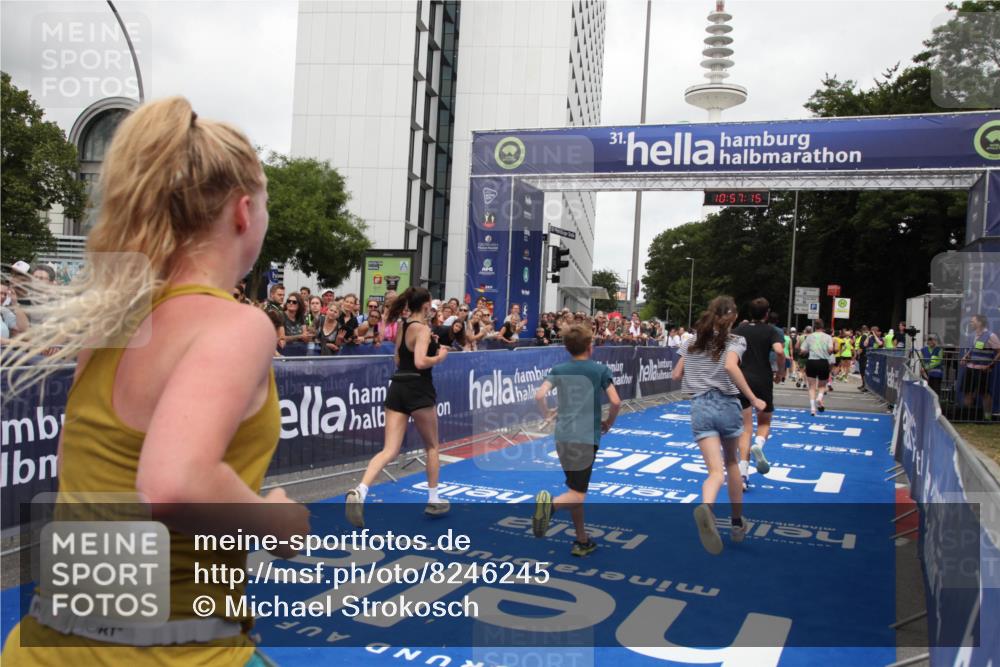 29.06.2025 - hella hamburg halbmarathon Michael Strokosch http://msf.ph/oto/8246245 29.06.2025 10:57:14 Ziel 1387, 1877, 4167, 4261, 4940, 9884, 11612, 13691, 13750, 14139, 14408, 14588, 15110, 15664, 15726, 17617, 17660, 17993, 18208, 19184 meine-sportfotos.de
