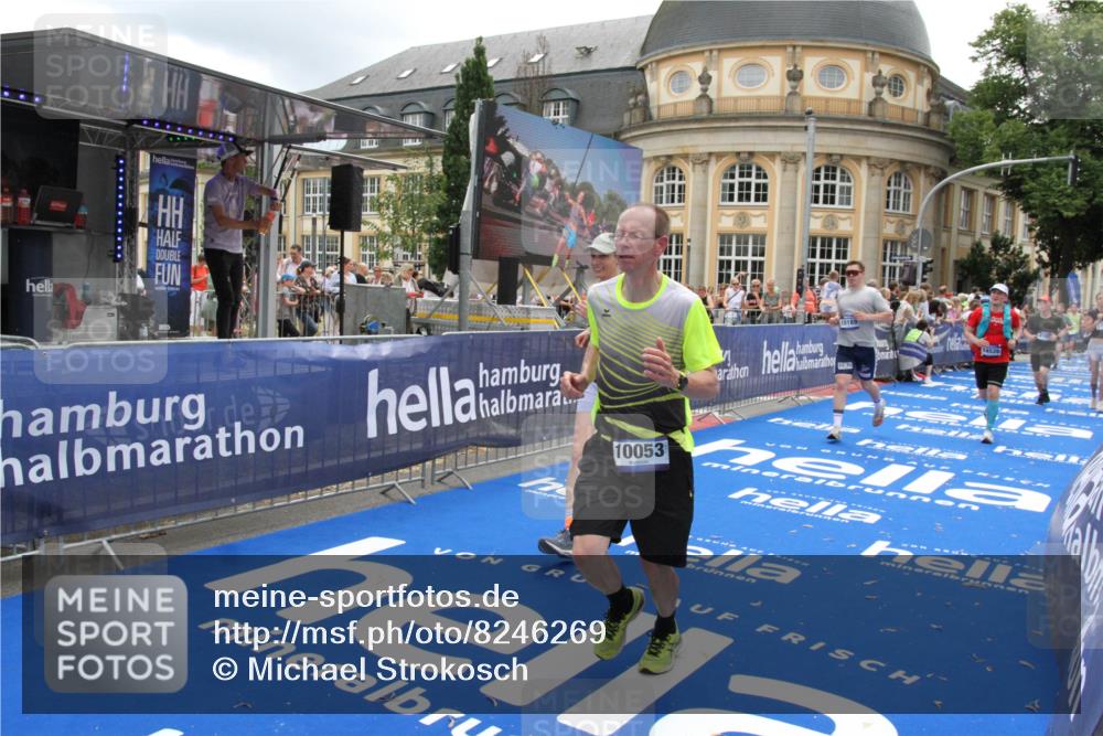 29.06.2025 - hella hamburg halbmarathon Michael Strokosch http://msf.ph/oto/8246269 29.06.2025 10:49:23 Ziel 4183, 4185, 6158, 8112, 9348, 10053, 10189, 11819, 13450, 14526, 15422, 16369 meine-sportfotos.de