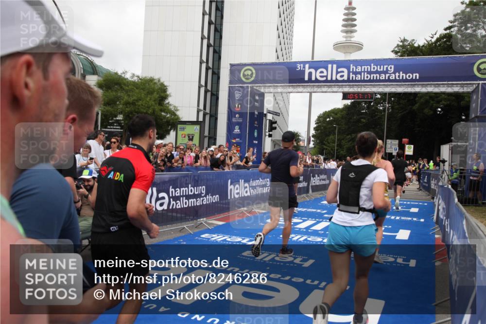 29.06.2025 - hella hamburg halbmarathon Michael Strokosch http://msf.ph/oto/8246286 29.06.2025 10:57:16 Ziel 1387, 1877, 2676, 4167, 4261, 4940, 9577, 9884, 10383, 11590, 11612, 13750, 14139, 15110, 15664, 15726, 17660, 17848, 17993, 18208, 19184 meine-sportfotos.de