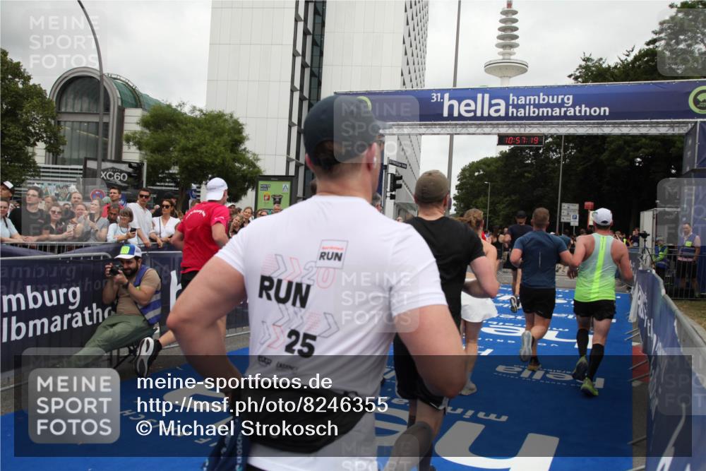 29.06.2025 - hella hamburg halbmarathon Michael Strokosch http://msf.ph/oto/8246355 29.06.2025 10:57:17 Ziel 1387, 1877, 2676, 4167, 4940, 8585, 9577, 9884, 10383, 11590, 11612, 13750, 14139, 15110, 15229, 15664, 15726, 17660, 17848, 17993, 19184 meine-sportfotos.de