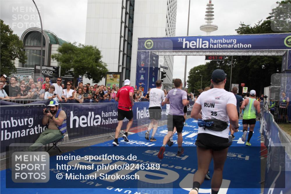 29.06.2025 - hella hamburg halbmarathon Michael Strokosch http://msf.ph/oto/8246389 29.06.2025 10:57:18 Ziel 1387, 1877, 2417, 2676, 4167, 4940, 8585, 9577, 9884, 9934, 10383, 11590, 11612, 13750, 14139, 15110, 15229, 15664, 15726, 17660, 17779, 17848, 17993, 19184 meine-sportfotos.de