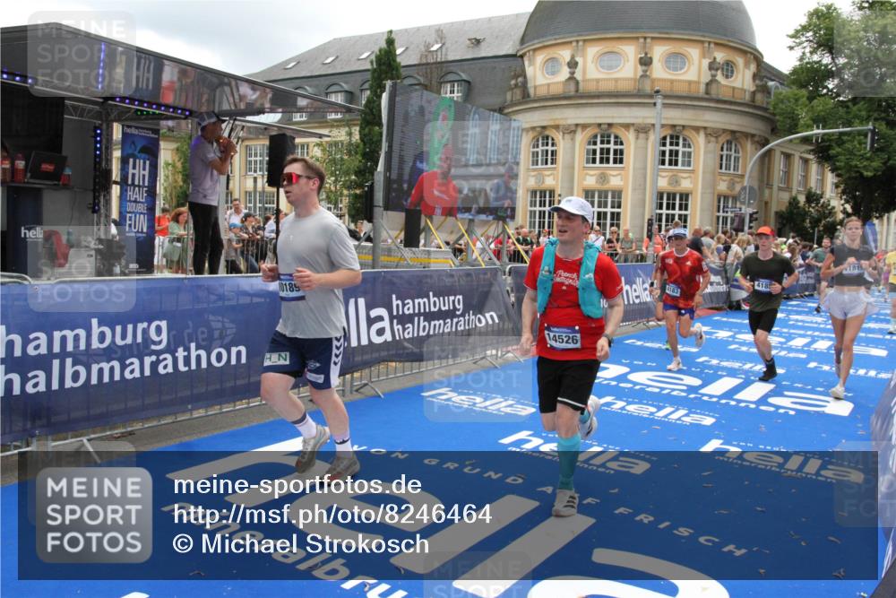 29.06.2025 - hella hamburg halbmarathon Michael Strokosch http://msf.ph/oto/8246464 29.06.2025 10:49:25 Ziel 1342, 4183, 4185, 6158, 10053, 10189, 11779, 11819, 12670, 14526, 14838, 15422, 15784, 15894, 15966 meine-sportfotos.de