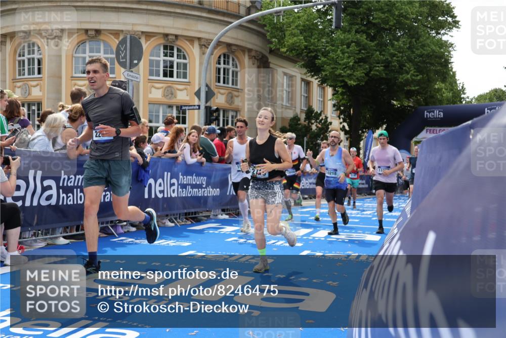 29.06.2025 - hella hamburg halbmarathon Strokosch-Dieckow http://msf.ph/oto/8246475 29.06.2025 10:38:48 Ziel 2296, 2719, 2980, 3783, 6684, 8450, 8958, 9264, 9540, 10218, 11055, 11281, 11282, 13137, 13755, 13800, 14093, 15257, 15372, 17722, 19004 meine-sportfotos.de