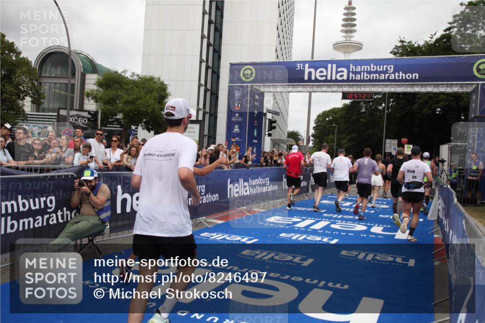 29.06.2025 - hella hamburg halbmarathon Michael Strokosch http://msf.ph/oto/8246497 29.06.2025 10:57:19 Ziel 1387, 1877, 2417, 2676, 4167, 4940, 8585, 9577, 9884, 9934, 10383, 11590, 11612, 12014, 13750, 14139, 15110, 15229, 15664, 16625, 17660, 17779, 17848, 17993, 19184 meine-sportfotos.de